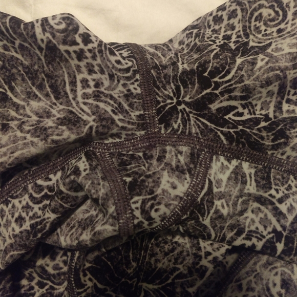 Lululemon Wunder Under Crop - Picture 5 of 8